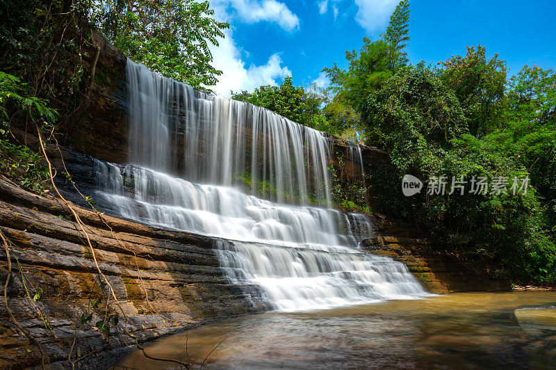 森林深处美丽的小瀑布。亚洲泰国Phetchabun省Nam Nao地区热带森林中的tad Tid Mi瀑布。叶片移动低速快门模糊。